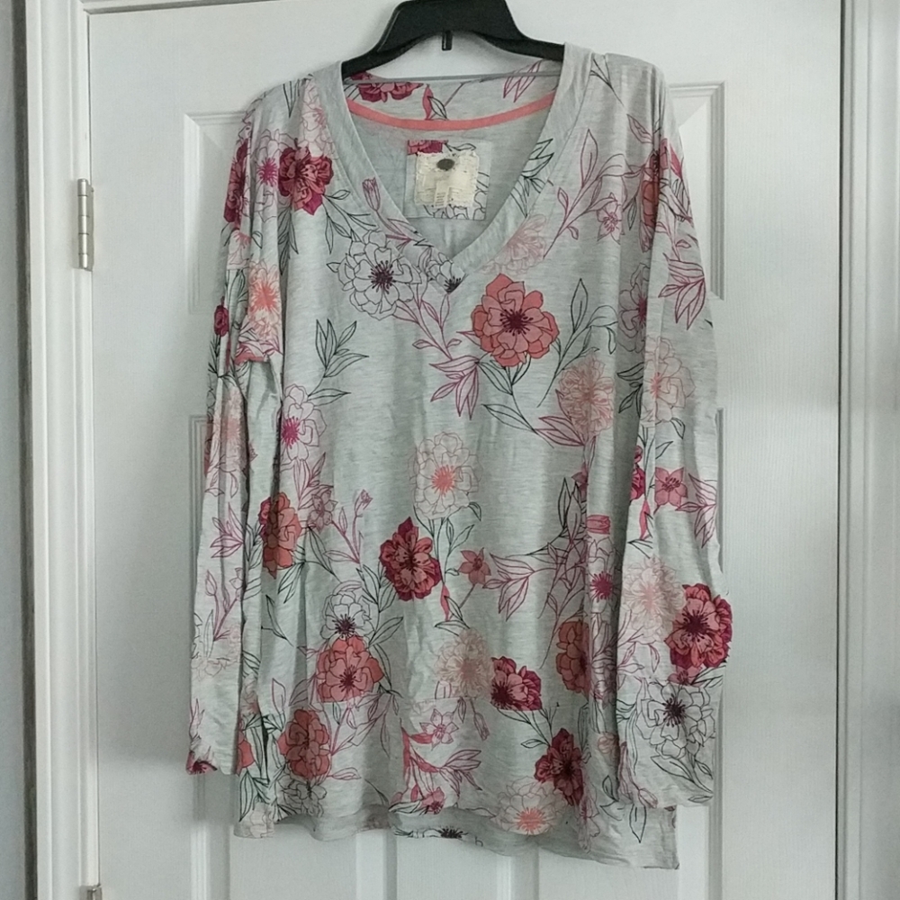 V neck long sleeve knit top.  Gray, black, magenta